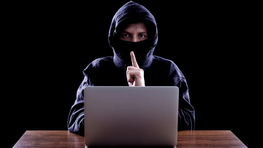 Pentester mandandonos callar por que está borrando las huellas.